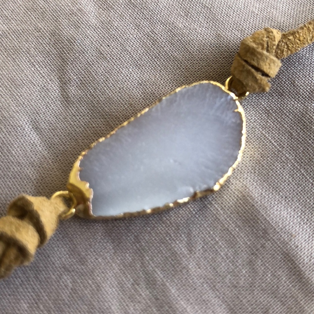 Druzy gemstone tan suede bracelet - Picture 4 of 5